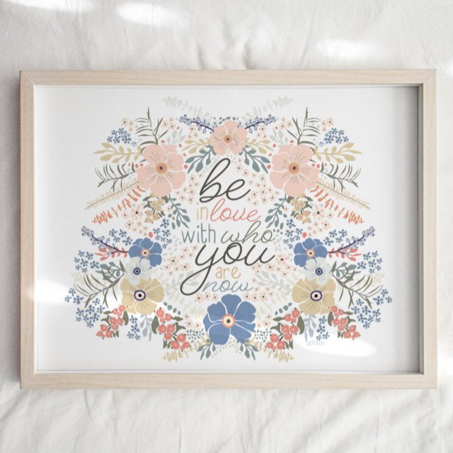 Drucken von Blumenziffertaten Poster (Floral Quote Art Print "Be In Love With Who You Are Now" from Studio Posies.)