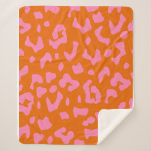 Druckmuster aus rosa und orangefarbenem Leopard Sherpadecke