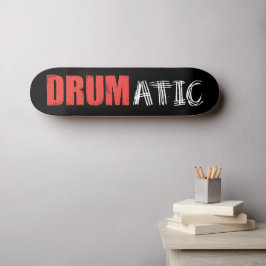 Drumatic Funny Zitat mit rotem und weißem Text Skateboard
