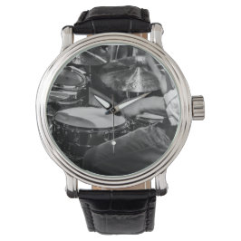 Drummer am Arbeitsplatz behaltend Zeit Armbanduhr