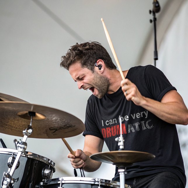 Drummer-Funny-Zitat mit rotem weißem Text T-Shirt (Von Creator hochgeladen)