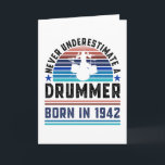 Drummer geboren 1942 80th Birthday Drumming Gift V Karte<br><div class="desc">Unterschätzen Sie niemals einen Drummer geboren im Jahr 1942. Ideal 80. Geburtstagsgeschenk für einen 80 Jahre alten Drums-Kit und Drumming-Enthusiast,  der Lieben. Retro für Männer,  Frauen,  dein Vater am Vatertag.</div>