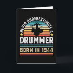 Drummer geboren 1944 80th Birthday Drumming Gift Karte<br><div class="desc">Unterschätzen Sie niemals einen Drummer geboren im Jahr 1944. Ideal 80. Geburtstagsgeschenk für einen 80 Jahre alten Drums-Kit und Drumming-Enthusiast,  der Lieben. Retro für Männer,  Frauen,  dein Vater am Vatertag.</div>
