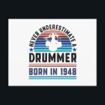 Drummer geboren 1948 80th Birthday Drumming Gift V Postkarte<br><div class="desc">Unterschätzen Sie niemals einen Drummer geboren im Jahr 1948. Ideal 80. Geburtstagsgeschenk für einen 80 Jahre alten Drums-Kit und Drumming-Enthusiast,  der Lieben. Retro für Männer,  Frauen,  dein Vater am Vatertag.</div>