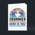 Drummer geboren 1962 60th Birthday Drumming Gift V Karte<br><div class="desc">Unterschätzen Sie niemals einen Drummer geboren im Jahr 1962. Ideal 60. Geburtstagsgeschenk für einen 60 Jahre alten Drums-Kit und Drumming-Enthusiast,  der Lieben. Retro für Männer,  Frauen,  dein Vater am Vatertag.</div>
