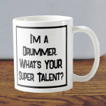 Drummer Super Talent. Tasse<br><div class="desc">Ein lustiger Slogan auf einer Kaffeemaschine,  die sagt: "Ich bin ein Drummer. Was ist DEIN super Talent?" Kaffee Tasse für einen Drummer. Schwarzweißtext.</div>