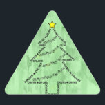 Drums Text Christmas Tree Dreieckiger Aufkleber<br><div class="desc">Ein Weihnachtsbaum bestehend aus Schlagzeugtext und Stars mit musikalischer Notation Garland ist ein einzigartiges Schlagzeug Winterferiendesign für Musiker,  Musiklehrer und Schüler in Jazzband,  Orchester,  Konzerte und Marching Band.</div>