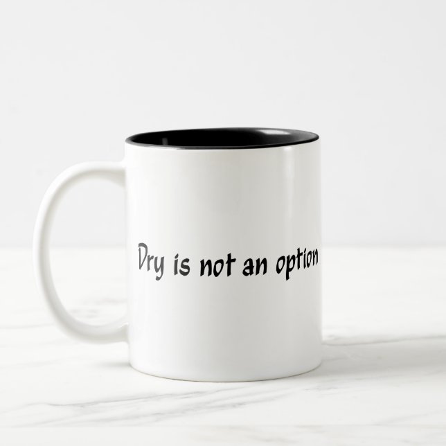 Dry ist keine Option für schwarze Buchstaben Zweifarbige Tasse (Links)