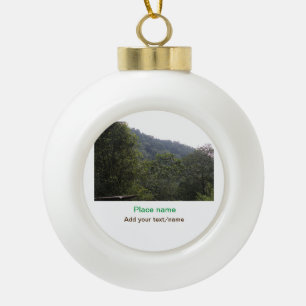 Dschungelwald Bäume Berg Reise Ort Name Keramik Kugel-Ornament