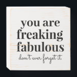 Du bist ein fabelhafter Inspirationswitz Holzkisten Schild<br><div class="desc">"Du bist Freaking Fabulous" lustige und süße motivierend Zitat auf einem schwarz-weißen Schild schlicht Box-Zeichen,  um Ihre Dekoration zu betonen und inspirier eine positive Einstellung und Zuversicht für alle,  die vorbeigehen. Fass Fabulous für Zazzle ©2020 Paper Grape Co.</div>