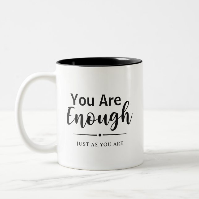 Du bist genug | Moderne Typografie Inspiration Zweifarbige Tasse (Links)