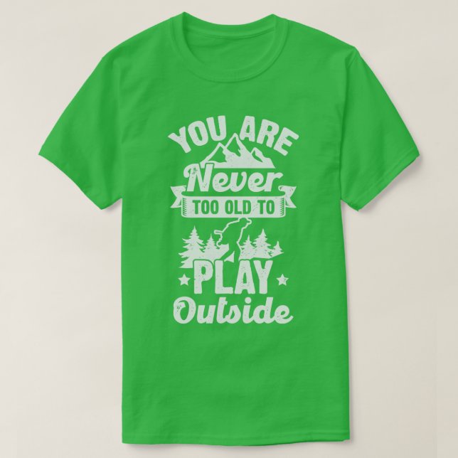 Du bist nie zu alt, um draußen zu spielen T-Shirt (Design vorne)