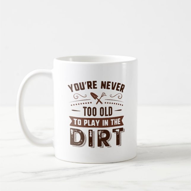 Du bist nie zu alt, um im Schmutz zu spielen Kaffeetasse (Links)