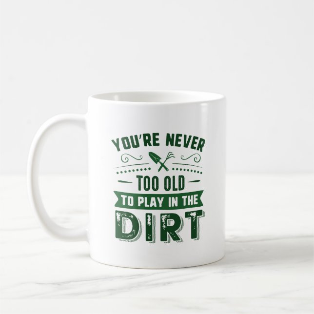 Du bist nie zu alt, um im Schmutz zu spielen Kaffeetasse (Links)