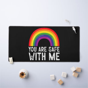 Du bist sicher bei mir LGBTQ Stolz Monat Regenboge Schreibtischunterlage