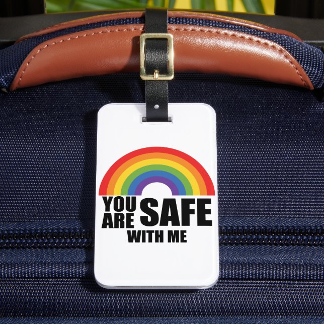 Du bist sicher mit meinem LGBTQ-Regenbogenstolz Gepäckanhänger (Vorderseite Insitu 2)
