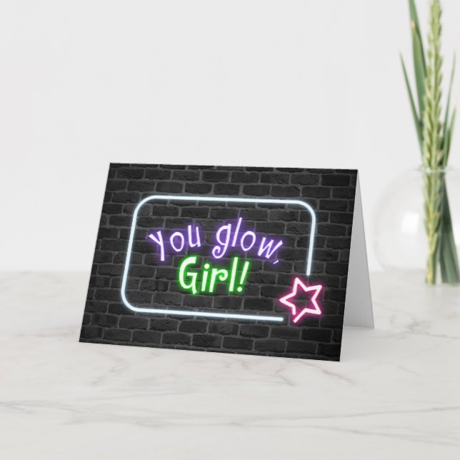 Du Glow Girl Sign auf der Ziegelwand Karte (Vorderseite)