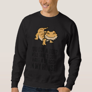 Du hast einen Hund Got, den ich in meinem Haus mit Sweatshirt