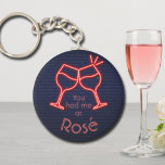 Du hattest mich bei Rosé Schlüsselanhänger<br><div class="desc">Der Round Button Schlüsselanhänger enthält den lustigen Text "You Had Me at Rosé" und zwei neonne Weingläser auf einem dunkelblauen Backsteingebirge. Schlüsselanhänger machen unvergessliche Geschenke für Familie und Freunde oder kreieren für sich selbst. Wechseln Sie zu Ihrem Lieblingswein.</div>
