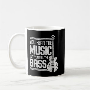 Du hörst die Musik, aber du fühlst die Bassgitarre Kaffeetasse