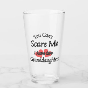 Du kannst mich nicht erschrecken, ich habe zwei En Glas