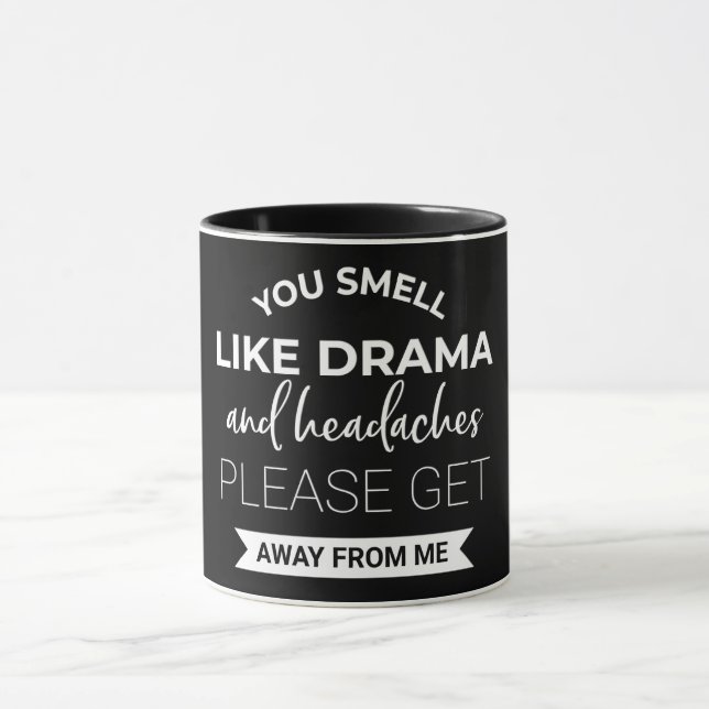 Du riechst wie Drama und Kopfschmerzen Tasse (Zentrum)