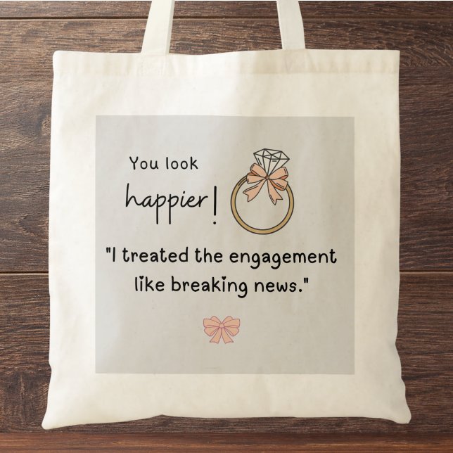 Du siehst glücklicher aus! Break News Verlobung Tragetasche (You look happier! "I treated the  engagement like breaking news." custom name tote bag)