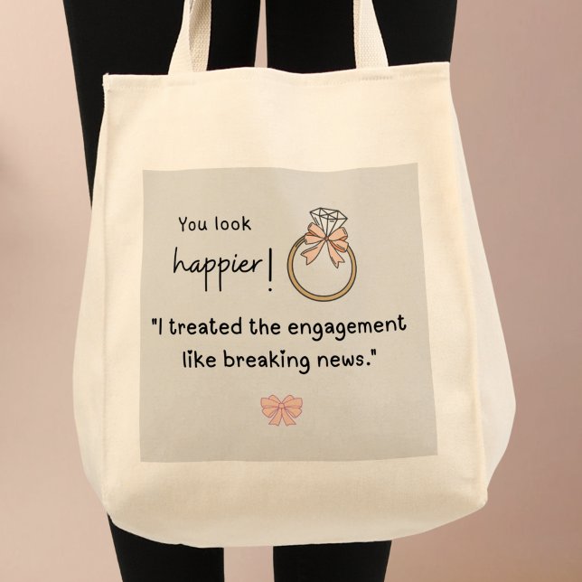 Du siehst glücklicher aus! Break News Verlobung Tragetasche (You look happier! "I treated the engagement like breaking news! Custom name bag)