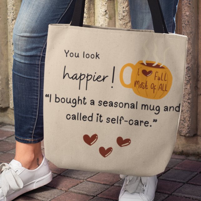 Du siehst glücklicher aus! Ich habe mir eine Kürbi Tasche (You look happier! "I bought a seasonal mug and called it self-care." tote bag)