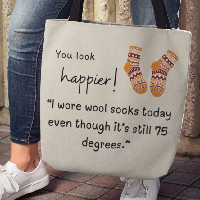 Du siehst glücklicher aus! Sprichwort aus Wolle Tasche (You look happier! "I wore wool socks today even though it's still 75 degrees.")
