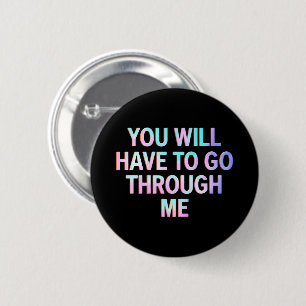 Du wirst durch mich hindurch müssen Lustige LGBTQ  Button
