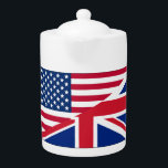 Dualbürger - Britischer Flaggenteapot<br><div class="desc">Dieser Dual Citizen American Flag Teapot ist Teil der Heritage Collection. Die American Flag & the British Union Jack sind in der Hauptrolle zu sehen.</div>