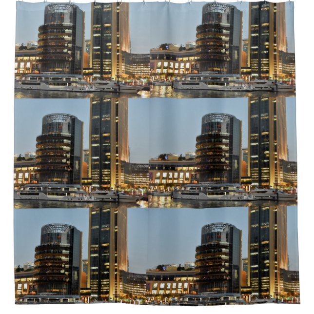 Dubai-Architektur nachts Duschvorhang (Vorderseite)
