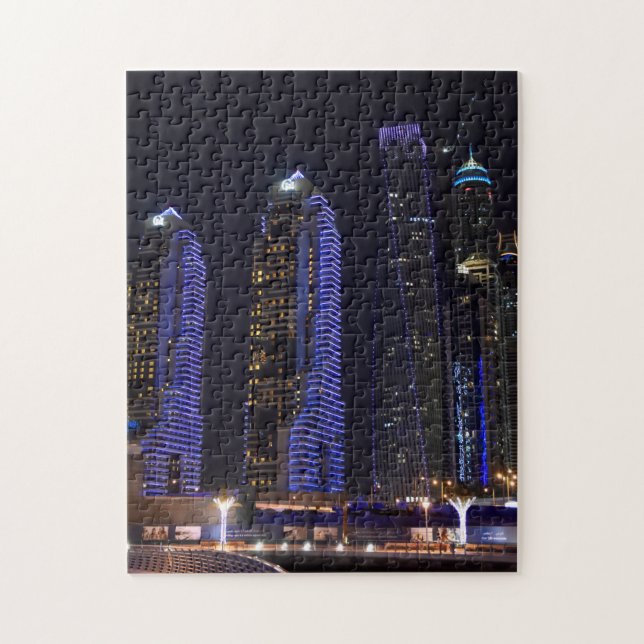 Dubai Cayan Tower in der Nacht (Vertikal)