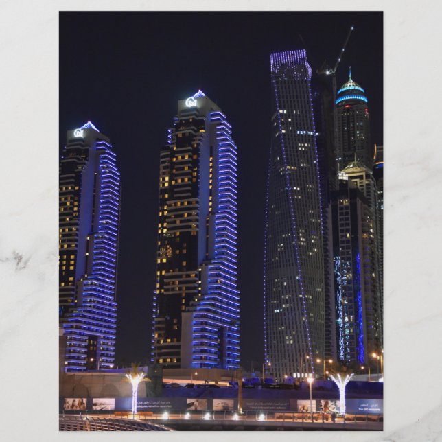Dubai Cayan Tower in der Nacht Flyer (Vorne)