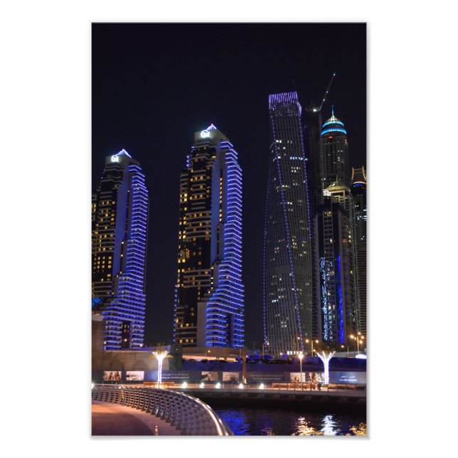 Dubai Cayan Tower in der Nacht Fotodruck (Vorne)