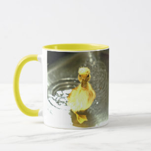 Duckling hat ein Bad. Tasse