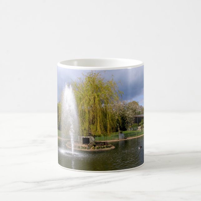 Duckteich im Frühling Kaffeetasse (Mittel)