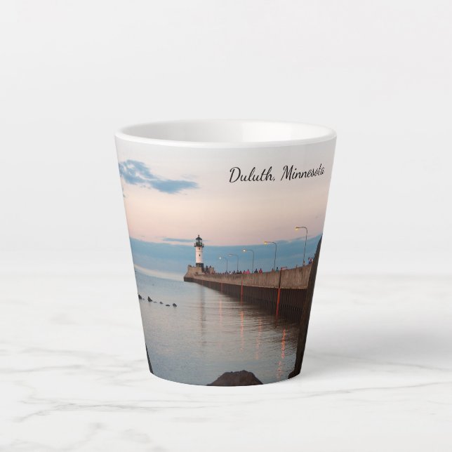 Duluth North Pier Light Latte Tasse (Vorderseite)
