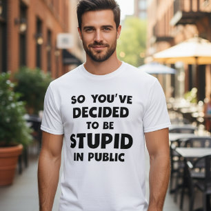 Dumm in der Öffentlichkeit Lustiges Meme T-Shirt