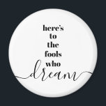 Dumme, die träumen, kühne Schwarz-weiße Typografie Magnet<br><div class="desc">"Hier sind die Narren, die träumen." Seien Sie einer von denen, die immer ihre optimistische Kontrolle ihre Vision und Wünsche lasse. Dieser krasse, moderne, grafische, minimalistische Magnet kombiniert fett-serf Typografie mit handgeschriebener Kalligraphie-Schrift, alles in Schwarz und Weiß. Wählen Sie eine runde oder quadratische Magnetform. Großartiges inspirierendes Zitat, um Sie den...</div>