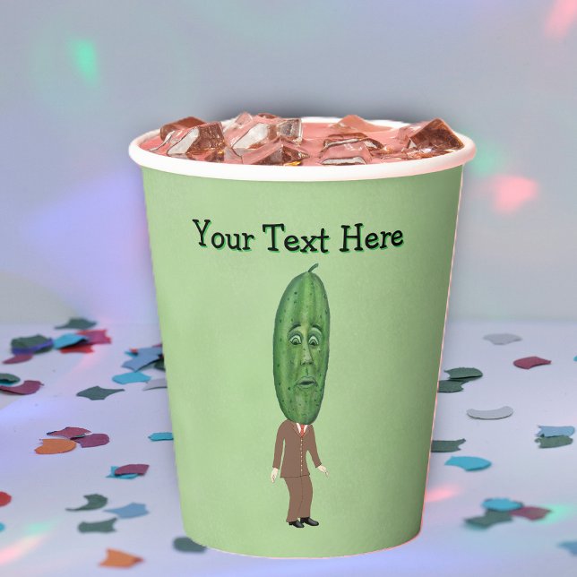 Dummer Mann Grüne Gurkenkopf Überraschter Gesichts Pappbecher (Silly man brown suit big green pickle head with face on green paper party drink cups.)