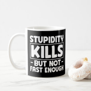 Dummheit tötet, aber nicht schnell genug Lustiger Kaffeetasse