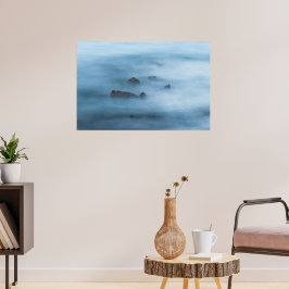 Dunkelblau-lange Exposition von Felsen im Meer Poster