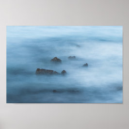 Dunkelblau-lange Exposition von Felsen im Meer Poster