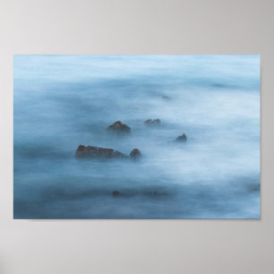 Dunkelblau-lange Exposition von Felsen im Meer Poster