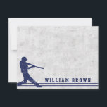 Dunkelblaue Baseball-Silhouette personalisierter N Mitteilungskarte<br><div class="desc">Personalisierte Note mit einer dunkelblauen Silhouette eines Baseballspielers,  der einen Baseballschläger auf einen abgenutzten Ball schwingt. Am unteren Rand befindet sich ein Rand mit zwei blauen Streifen und anpassbaren Namen oder anderen Text in einem dunkelblauen Uni Jersey-Schriftart.</div>