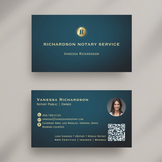 Dunkelblaue und goldene Monogram Sleek Notary QR F Visitenkarte (Von Creator hochgeladen)
