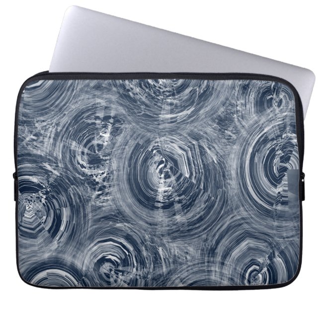 Dunkelblaue und hübsche wirbelnde Batik Laptopschutzhülle (Vorderseite)