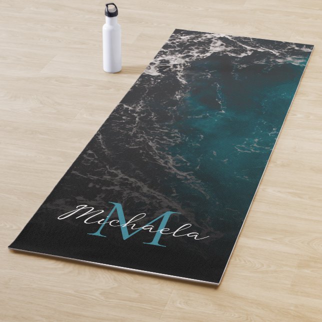 Dunkelblaues Meerwasser Monogram Yogamatte (Beispiel)
